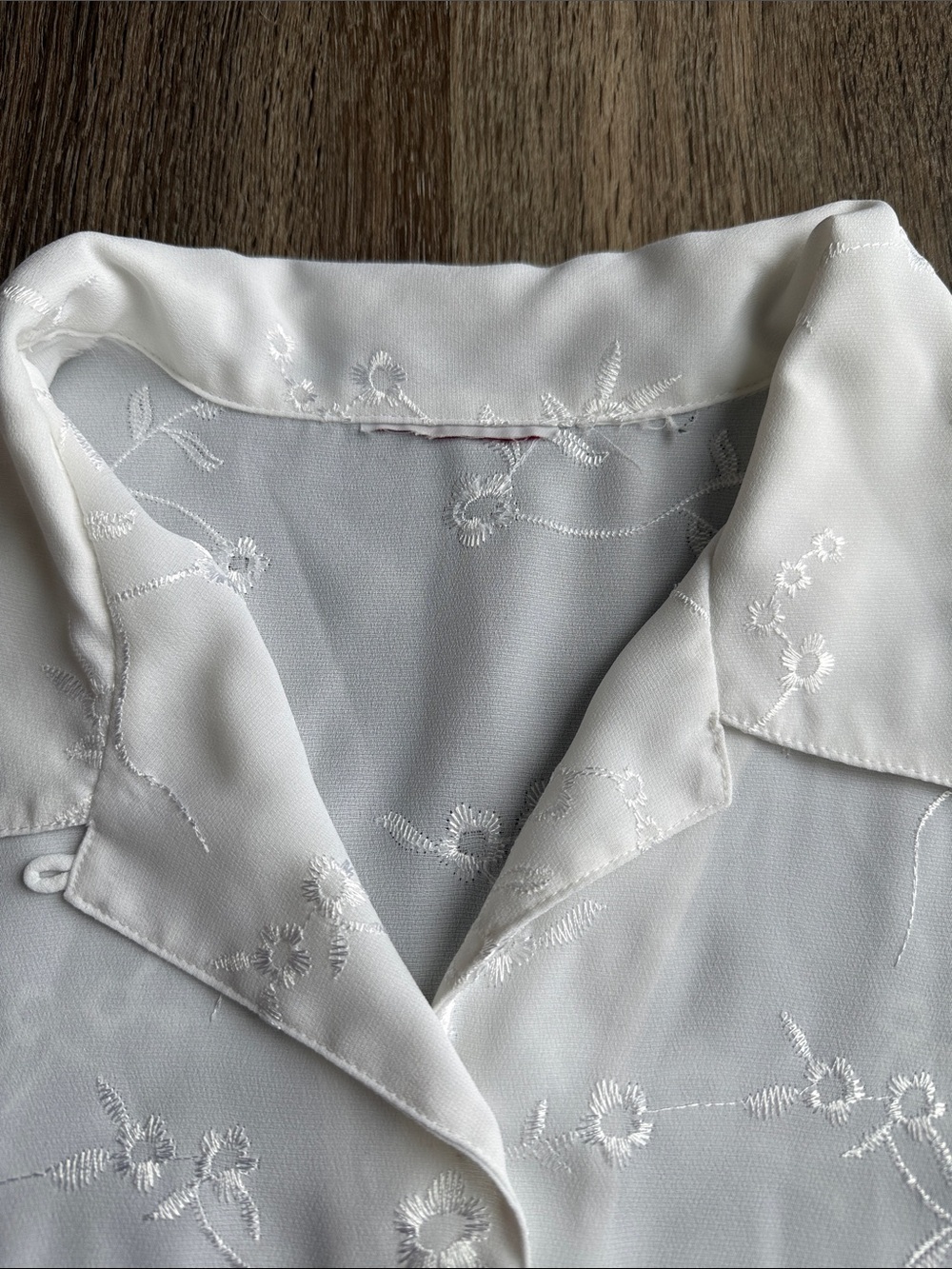 💥White Embroidered Sheer Button Front Blouse💥 - Picture 4 of 7